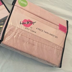 NWT Betsey Johnson 4 pc Sheet Set- Pink- Twin!